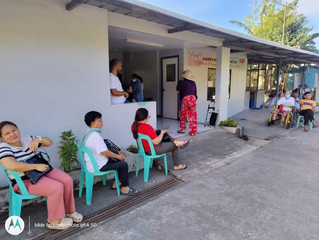 Pasienter venter utenfor Care Connect Center.